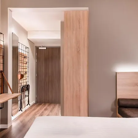 Moxy 3*