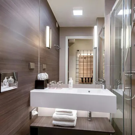 Moxy Hotel 3*