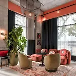 Moxy 3*