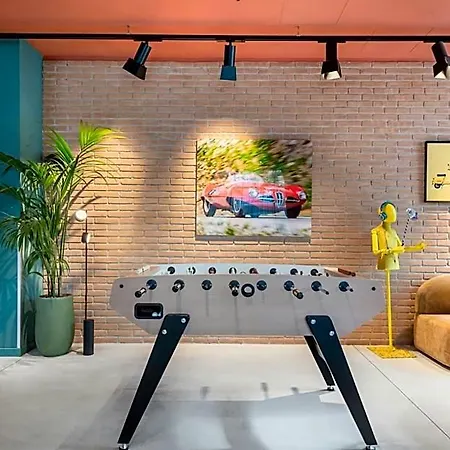 Moxy 3*