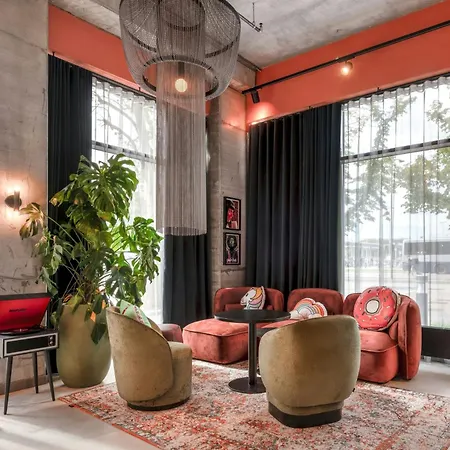 Moxy 3*
