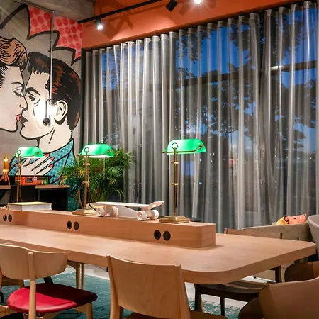 Moxy 3*
